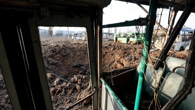 Vista de uma cratera após um ataque com míssil em um depósito de transporte em Kharkiv, Ucrânia, 20 de dezembro de 2023. EPA/Sergey Kozlov