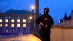 Egy fegyveres rendőr a prágai Károly Egyetem közelében