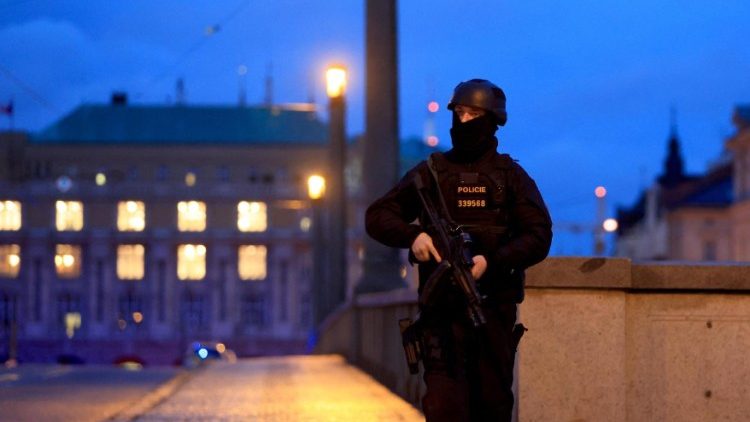 Sube a 15 el número de víctimas mortales del tiroteo de Praga