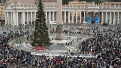 教皇フランシスコによる正午の祈りのために集った人々　2023年12月24日　バチカン・聖ペトロ広場