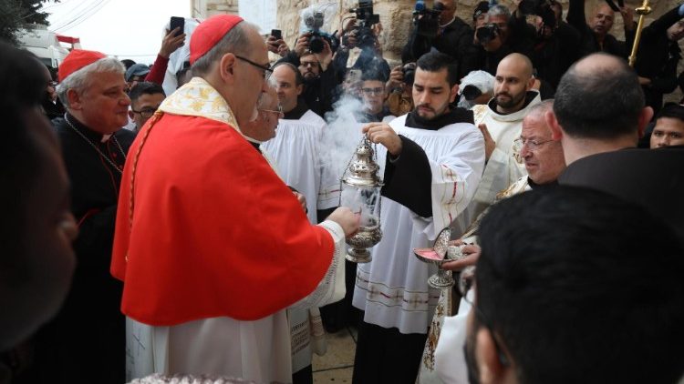 Il cardinale pizzaballa all'ingresso nel complesso della Basilica dellla Nativityà a Betlemme