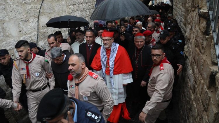 Il patriarca latino di Gerusalemme, il cardinale Pizzaballa, arriva nella Piazza della Mangiatoia a Betlemme per la celebrazione della Messa della Notte di Natale . A destra, il cardinale Krajewski e a sinistra padre Faltas
