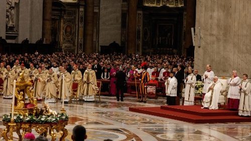 El Papa en la Nochebuena: El asombro de la Navidad es la ternura de Dios 