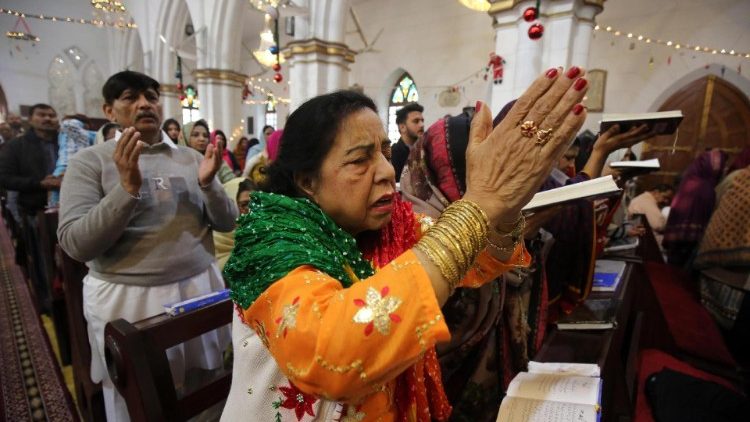 Mitglieder der christlichen Minderheit in Pakistan an diesem Montag bei einer Weihnachtsmesse in der St. John's Kathedrale in Peshawar