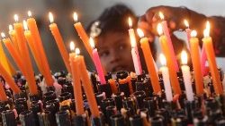 Devotos cristãos indianos acendem velas após as orações matinais de Natal na igreja do Menino Jesus em Bangalore, Índia, em 25 de dezembro de 2023. O dia de Natal é comumente comemorado por cristãos em todo o mundo em 25 de dezembro para comemorar o nascimento de Jesus Cristo. EPA/JAGADEESH NV