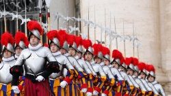 Члены Папскай швейцарскай гвардыі на плошчы святога Пятра