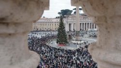 教皇フランシスコによるお告げの祈りに集った人々　2023年12月26日　バチカン・聖ペトロ広場