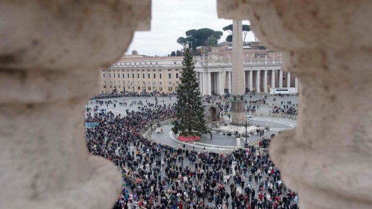 教皇フランシスコによるお告げの祈りに集った人々　2023年12月26日　バチカン・聖ペトロ広場