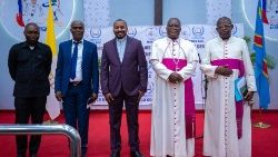 Des représentants de la Conférence épiscopale nationale du Congo (CENCO) et l’Eglise du Christ au Congo (ECC), à l'occasion de la présentation de la déclaration préliminaire de leur mission d’observation électorale (MOE CENCO-ECC) à Kinshasa, le 28 décembre 2023