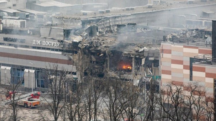 Dnipro, un centro commerciale distrutto dai missili (Ansa)