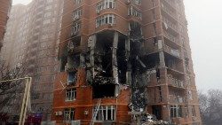 Vista de um edifício residencial danificado após bombardeio em Odesa, sudoeste da Ucrânia, 29 de dezembro de 2023, em meio à invasão russa. EPA/IGOR TKACHENKO