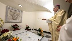 Erzbischof Gänswein am Sonntagmorgen am Grab Benedikts XVI. in den Grotten von St. Peter