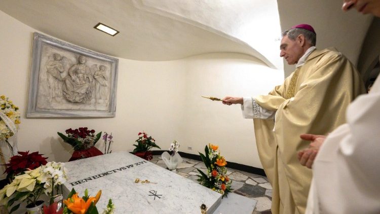 Erzbischof Gänswein am Sonntagmorgen am Grab Benedikts XVI. in den Grotten von St. Peter