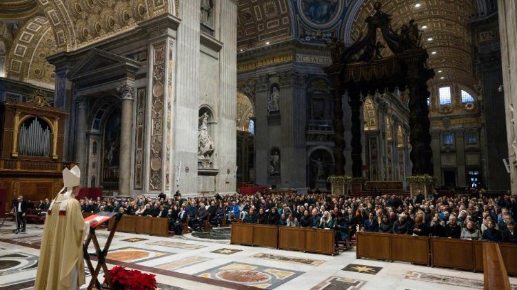 XVI. Benedek emeritus páoa titkára homíliát mond a Szent Péter bazilikában