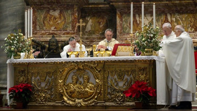 Szentmise XVI. Benedek halálának első évfordulóján a Katedra-oltárnál