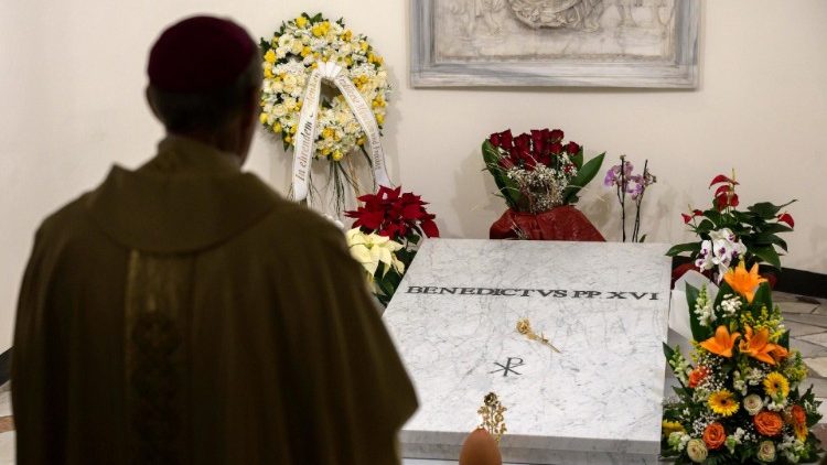 Nach der Messe verweilte Erzbischof Gänswein noch im Gebet am Grab Benedikts XVI.