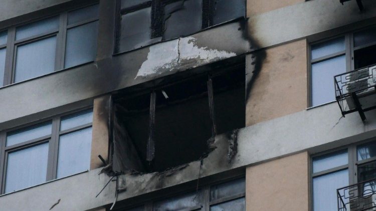 Janelas danificadas em um edifício residencial após um ataque de drone em Odesa, sudoeste da Ucrânia, 1º de janeiro de 2024. EPA/IGOR TKACHENKO