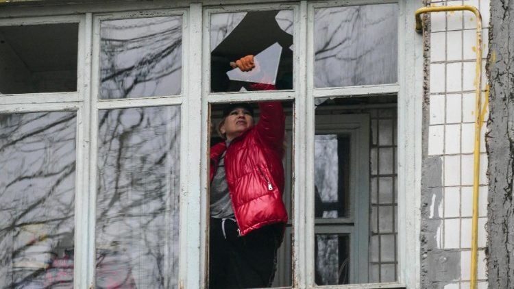 Uma mulher local remove destroços de uma janela danificada após um ataque de drone em Odesa, sudoeste da Ucrânia, 1º de janeiro de 2024. EPA/IGOR TKACHENKO