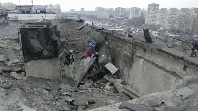 Residente inspeciona um edifício residencial danificado após um ataque de drone em Odesa, sudoeste da Ucrânia, 1º de janeiro de 2024. EPA/IGOR TKACHENKO