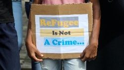 Refugiados rohinyás protestan frente a la oficina del ACNUR en Colombo