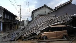 Heftige Erdbeben haben Häuser und Straßen zerstört.