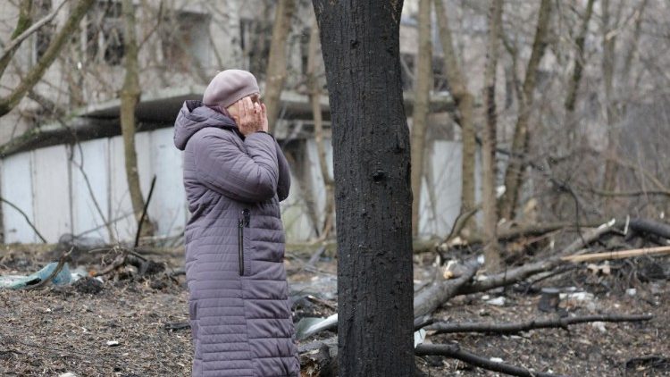 Uma mulher local reage no local de um edifício danificado após um ataque com mísseis em Kiev, Ucrânia, 2 de janeiro de 2024. EPA/SERGEY DOLZHENKO