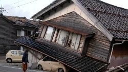 Au moins 48 personnes sont mortes dans un tremblement de terre dans le centre du Japon.