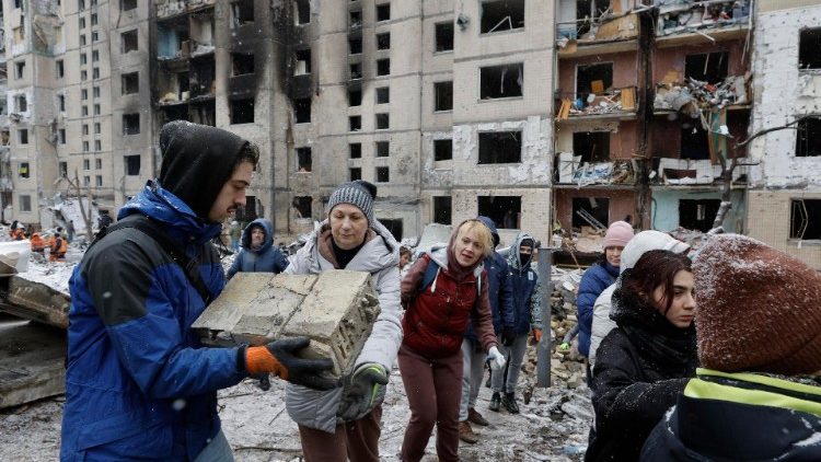 Mutirão destroços perto de um edifício residencial danificado por bombardeios russos, em Kiev (Kiev), Ucrânia, 5 de janeiro de 2024. EPA/SERGEY DOLZHENKO