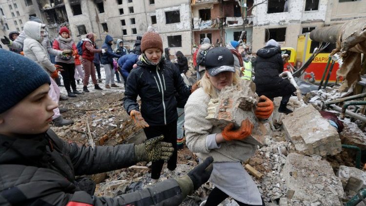 Mutirão destroços perto de um edifício residencial danificado por bombardeios russos, em Kiev (Kiev), Ucrânia, 5 de janeiro de 2024. EPA/SERGEY DOLZHENKO