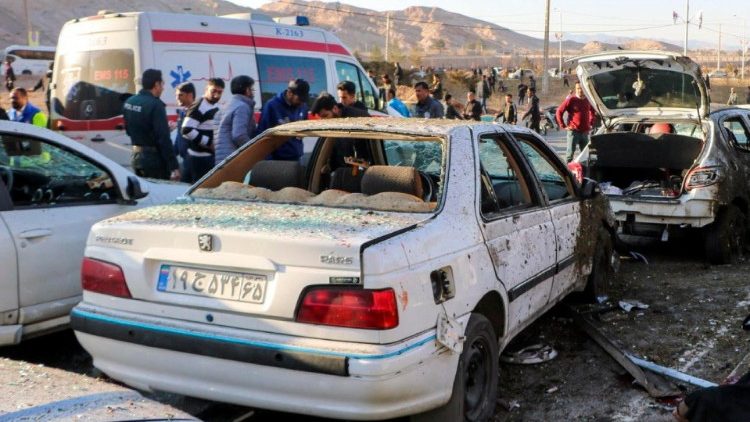 Automobili danneggiate nell'attentato di Kerman in Iran