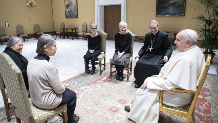 Ferenc pápa szerdán fogadta Gänswein érseket és a Memores Domini nővéreket