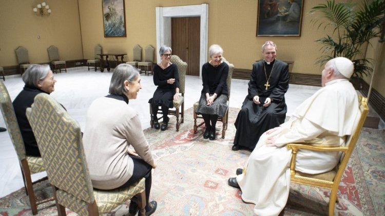 Papa com arcebispo Gänswein e as Memores