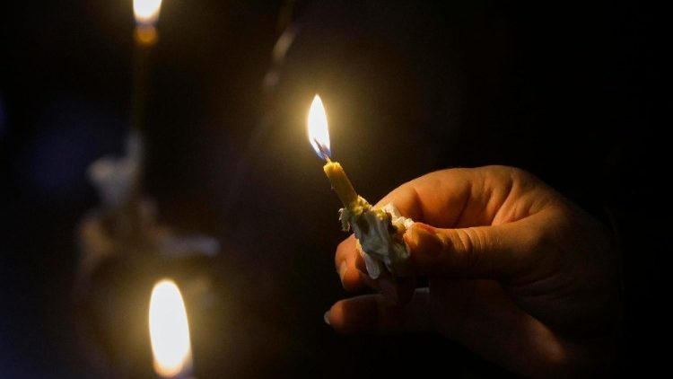 Ucranianos seguram velas enquanto participam da cerimônia de despedida de Lyudmila Shevtsova, em Kiev (Kiev), Ucrânia, 5 de janeiro de 2024. EPA/SERGEY DOLZHENKO