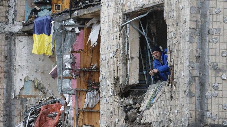 Um morador local olha pela janela de seu apartamento destruído, em um prédio residencial atingido por um bombardeio russo, em Kiev (Kiev), Ucrânia, 5 de janeiro de 2024. EPA/SERGEY DOLZHENKO