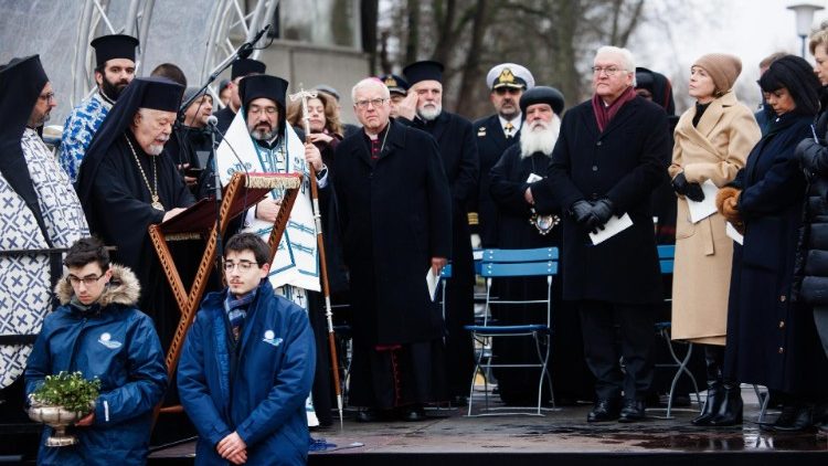 Bundespräsident Frank-Walter Steinmeier am Samstag bei der traditionellen orthodoxen Andacht zur Wassersegnung an der Spree in Berlin