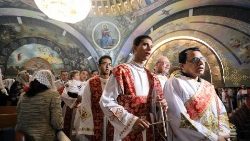 Koptisch-orthodoxe Christen besuchen die Christmette am Heiligen Abend in Kairo
