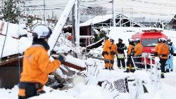 Al menos se registraron 168 muertos y 323 desaparecidos en un fuerte terremoto en el centro de Japón. (ANSA)