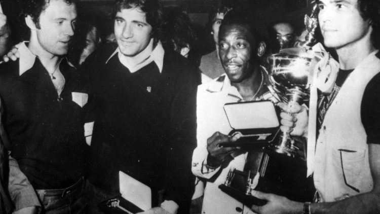 Franz Beckenbauer, Giorgio Chinaglia e Pelè a New York il 5 September 1977. ANSA