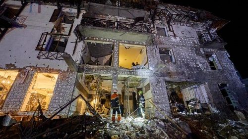 Ucrania, bombas rusas sobre Járkiv. Zelensky: no nos dejen solos