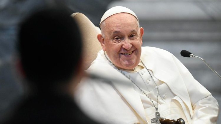 Papst im Gespräch mit Priestern