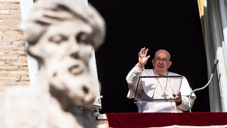Ferenc pápa köszönti a téren egybegyűlteket