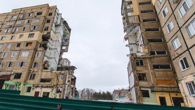 Vista das ruínas de um edifício residencial destruído por um ataque com mísseis em 14 de janeiro de 2023, em Dnipro, sudeste da Ucrânia, 14 de janeiro de 2024. EPA/ARSEN DZODZAIEV