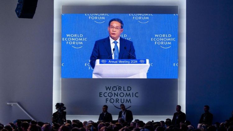 Li Qiang, primo ministro cinese, durante il suo intervento a Davos