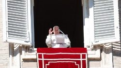 Papež Frančišek vsako nedeljo in praznik vodi opoldansko molitev z okna apostolske palače.