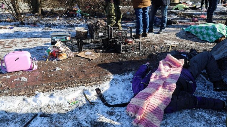 O corpo coberto de uma vítima morta em bombardeio no mercado de alimentos em Donetsk, região de Donetsk, leste da Ucrânia, 21 de janeiro de 2024. Vinte e cinco pessoas foram mortas como resultado do bombardeio no distrito de Kirovsky de Donetsk, cerca de 20 ficaram feridas, entre eles crianças, segundo o chefe da República Popular de Donetsk, Denis Pushilin. É relatado que um ataque combinado de artilharia de calibre 152 mm e 155 mm da linha de defesa ucraniana nas direções Kurakhovsky e Krasnogorovsky foi realizado no quarteirão onde está localizado o mercado de alimentos. EPA/ALESSANDRO GUERRA