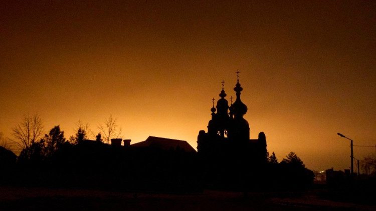 Um clarão ilumina o céu depois que um ataque com foguete atingiu os arredores de Kharkiv, no nordeste da Ucrânia, em 23 de janeiro de 2024, em meio à invasão russa. EPA/SERGEY KOZLOV