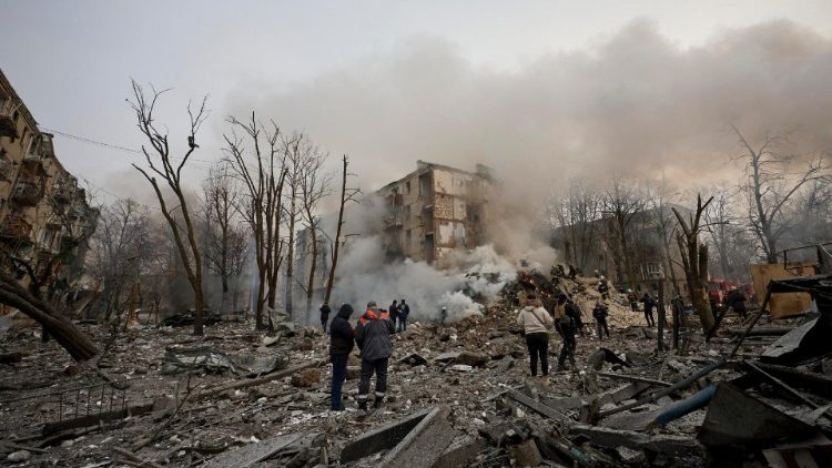 Moradores olham para os escombros depois que um foguete atingiu um prédio residencial em Kharkiv, nordeste da Ucrânia, em 23 de janeiro de 2024, em meio à invasão russa. EPA/SERGEY KOZLOV