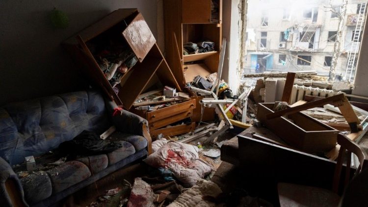 Um apartamento danificado num edifício residencial após um ataque com foguetes em Kharkiv, nordeste da Ucrânia, em 23 de janeiro de 2024, durante a invasão russa. EPA/YAKIV LIASHENKO