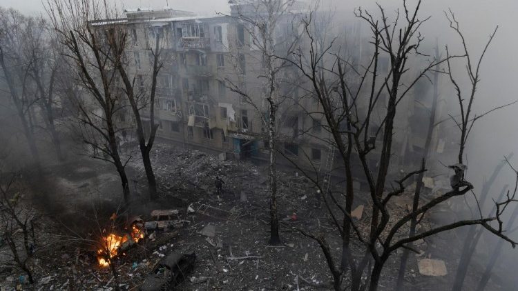 Uma visão geral do local de um ataque com foguete a um edifício residencial em Kharkiv, nordeste da Ucrânia, 23 de janeiro de 2024, em meio à invasão russa. EPA/YAKIV LIASHENKO