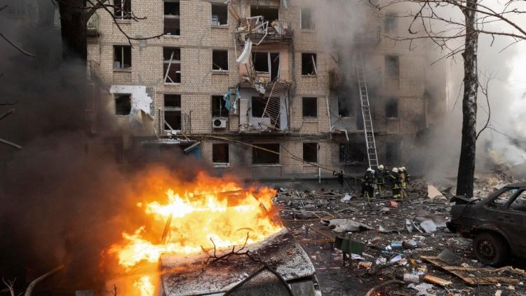 Equipes de resgate ucranianas trabalham no local de um ataque com foguete a um prédio residencial em Kharkiv, nordeste da Ucrânia, em 23 de janeiro de 2024, em meio à invasão russa. EPA/YAKIV LIASHENKO